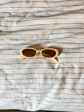 Women’s Retro Oval Sunglasses in Cream Le Specs Like New WITH ORIGINAL CASE
